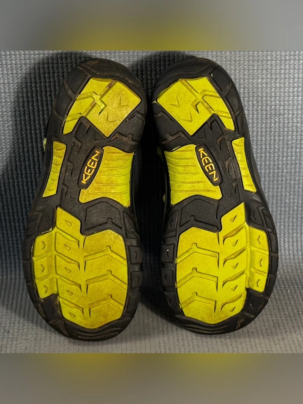 KEEN Newport H2 Sandals Black/Green Big Kid Size 5Y